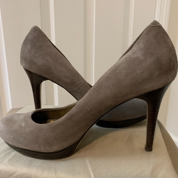 Banana republic suede heels size 9 - Picture 2 of 4